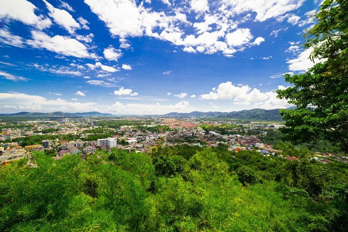 una vista di una città sotto un cielo azzurro con nuvole