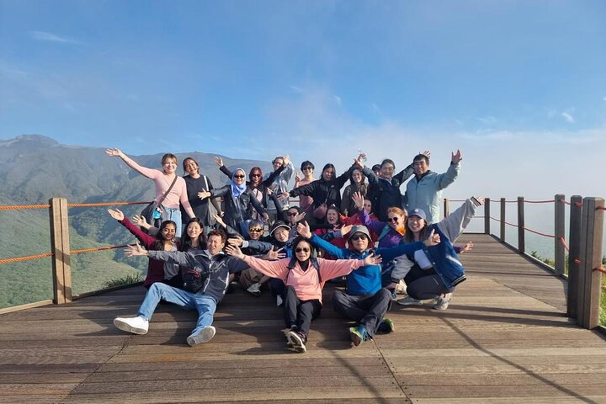 eine Gruppe von Menschen, die auf einer Brücke für ein Foto posieren
