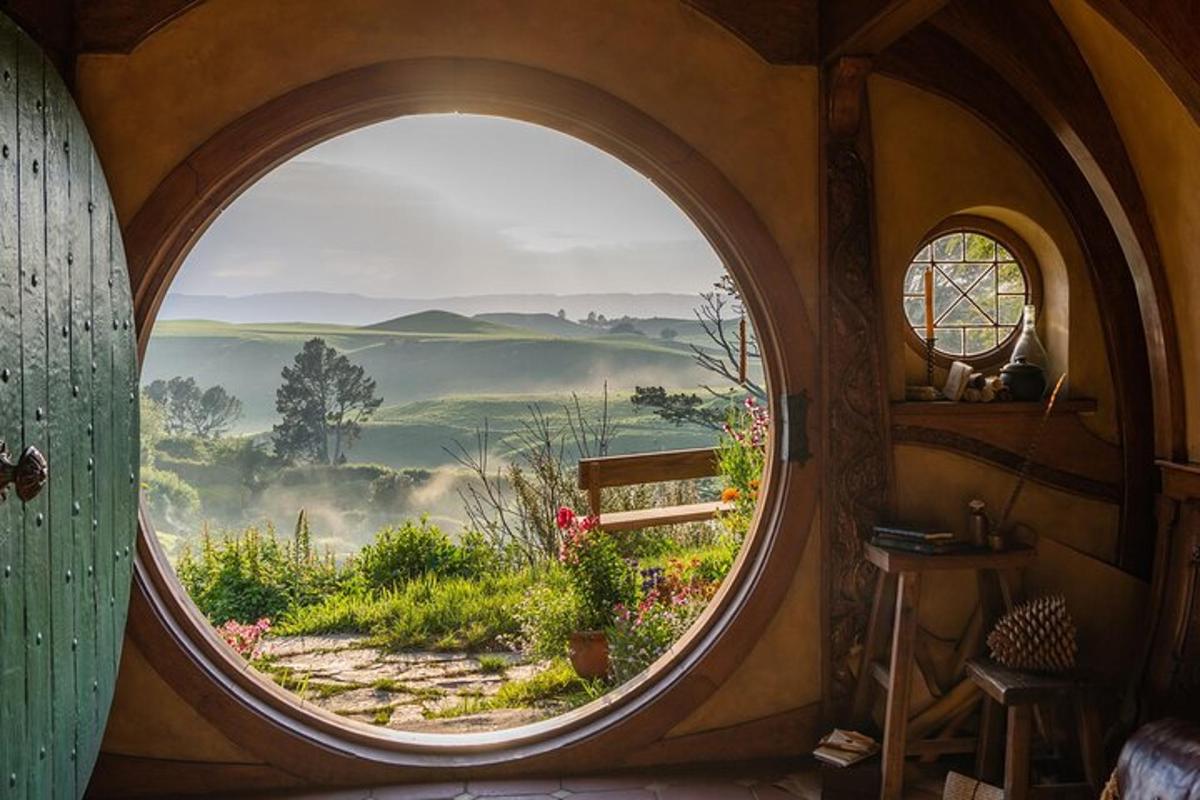 una finestra rotonda in una stanza con vista