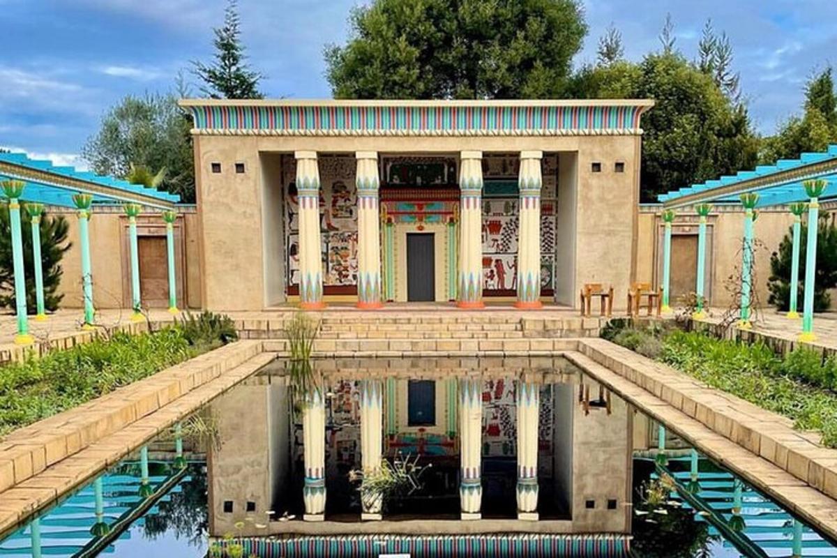 una casa con una piscina d'acqua di fronte