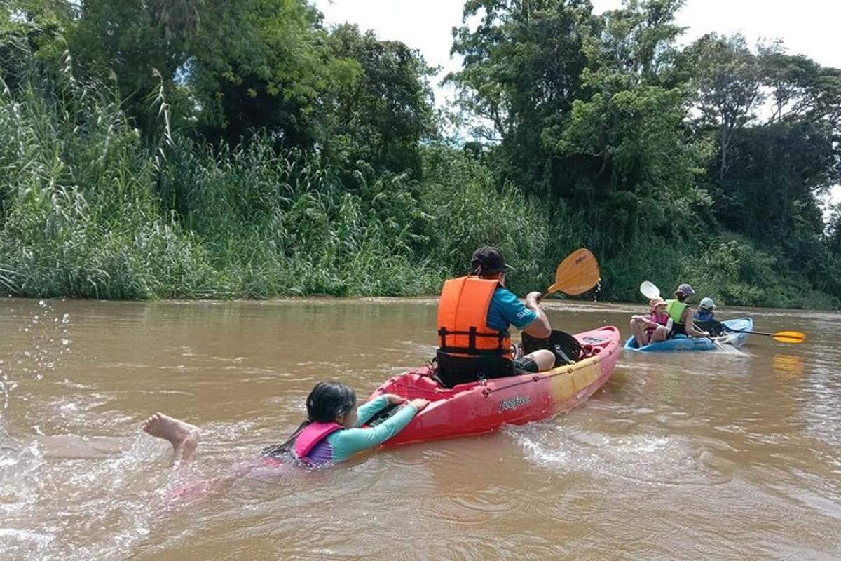 sekumpulan orang dalam kayak di sungai