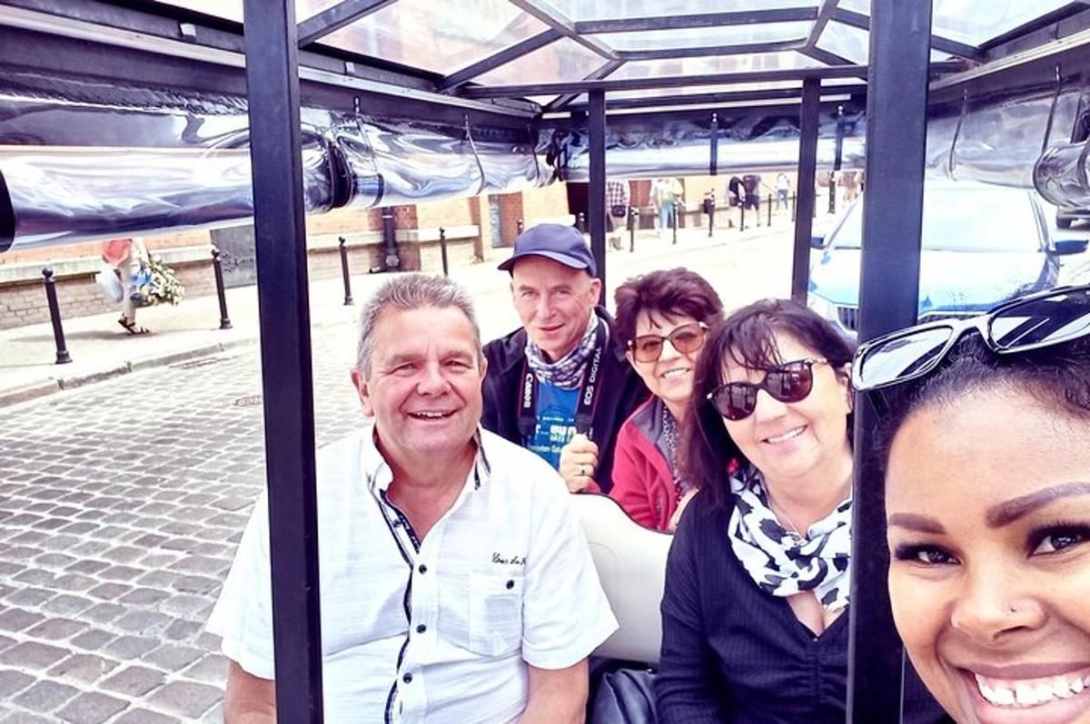 eine Gruppe von Menschen, die in einem Bus fahren
