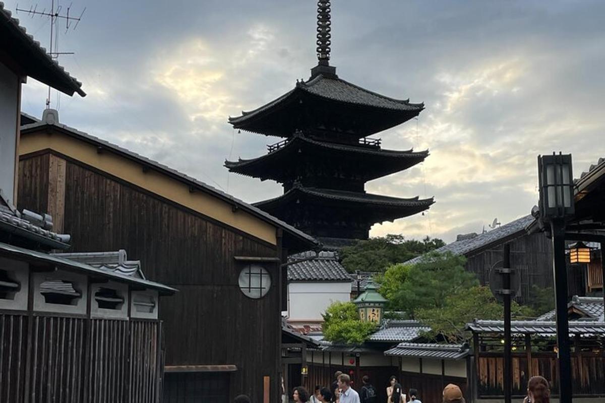 un grand bâtiment avec une tour d'horloge dans une ville