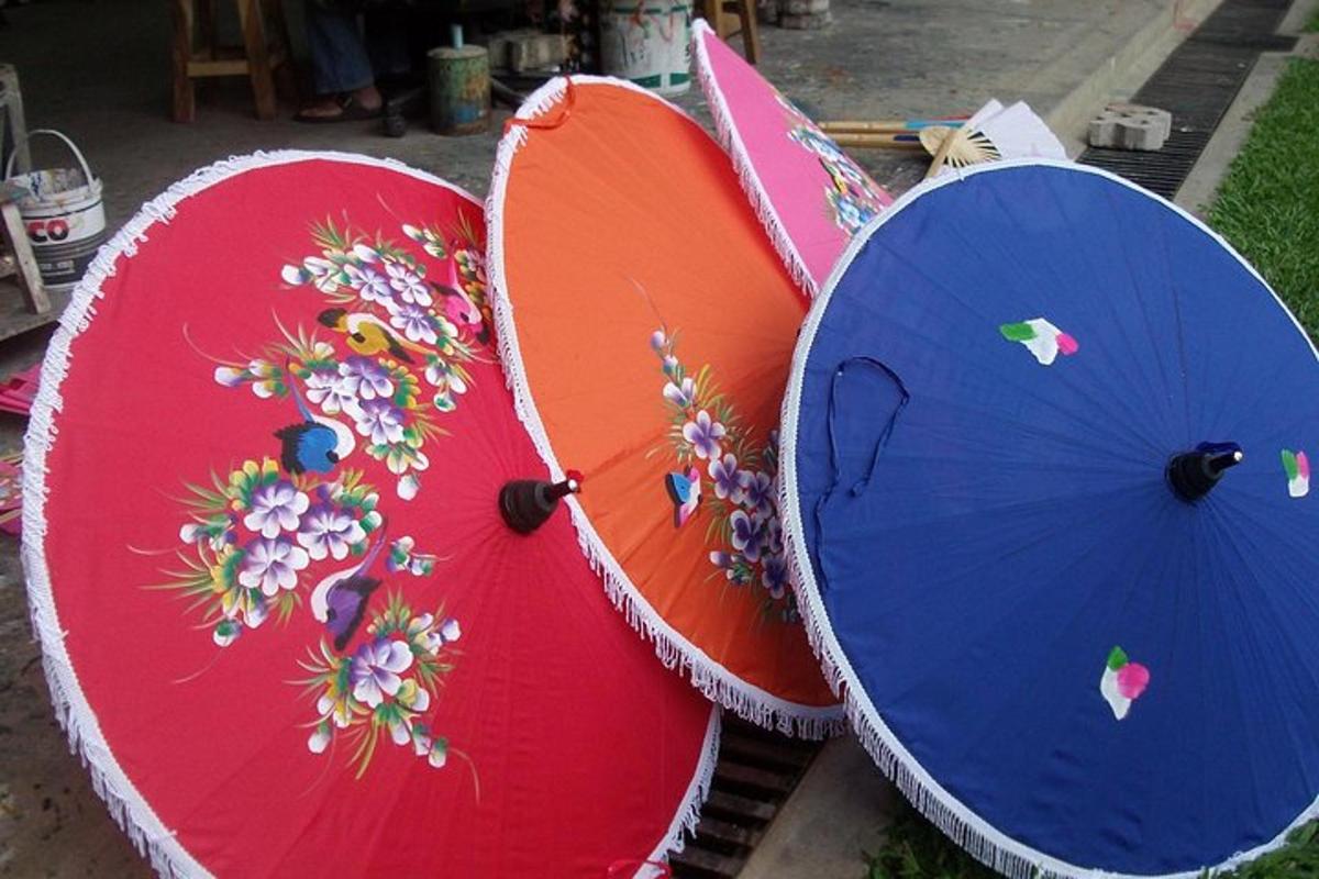 ba chiếc ô có hoa đặt trên mặt đất