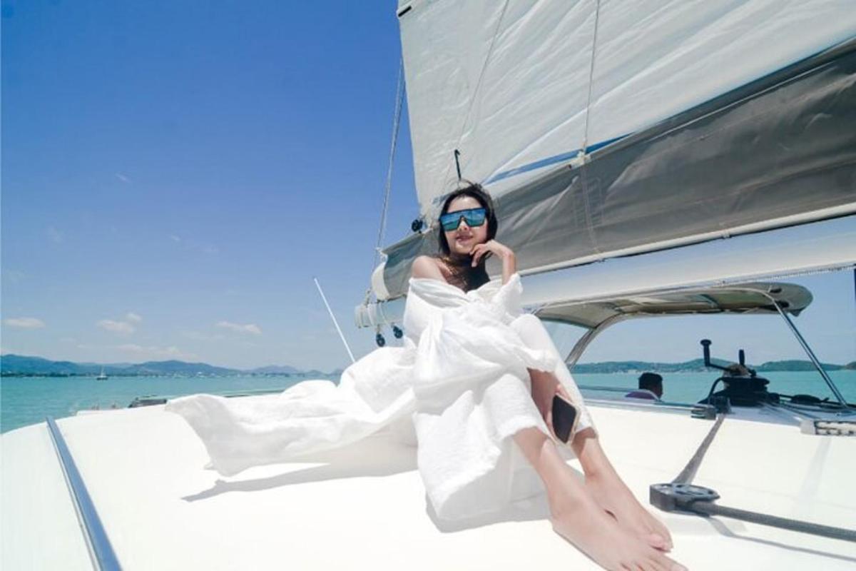 een vrouw in een witte jurk zittend op een boot