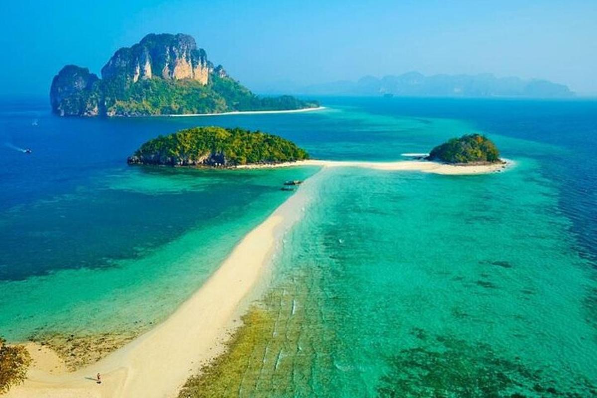 una vista aerea di un'isola nell'oceano