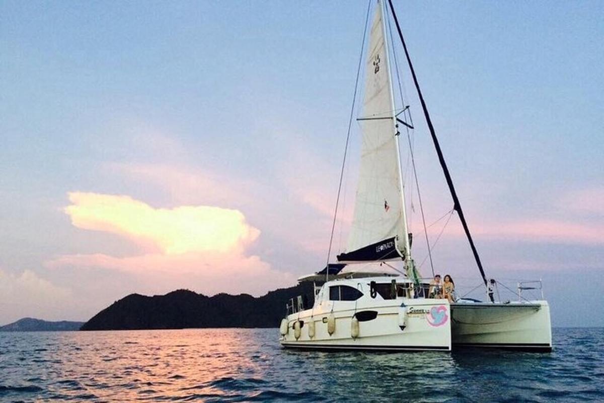 Un velero blanco sentado en el agua en el océano.