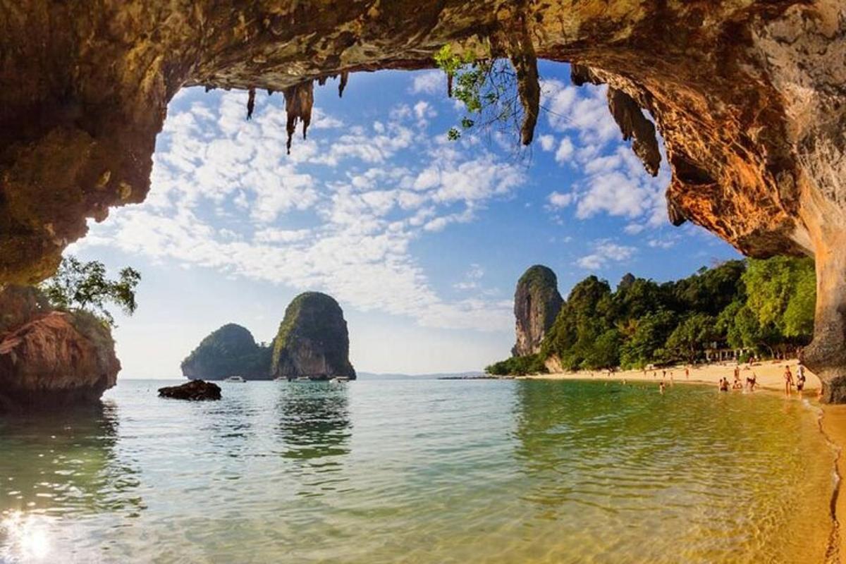 una vista di una spiaggia da una grotta nella baia di Halong