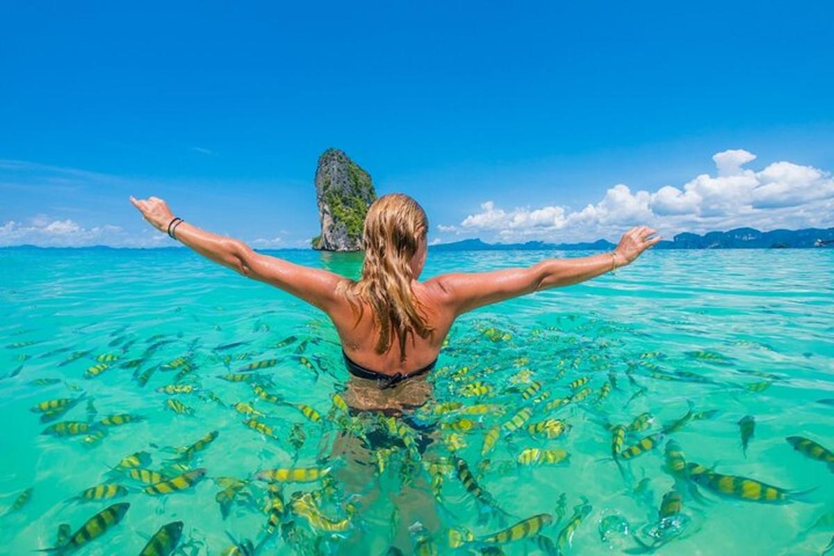 una donna in acqua con le braccia tese