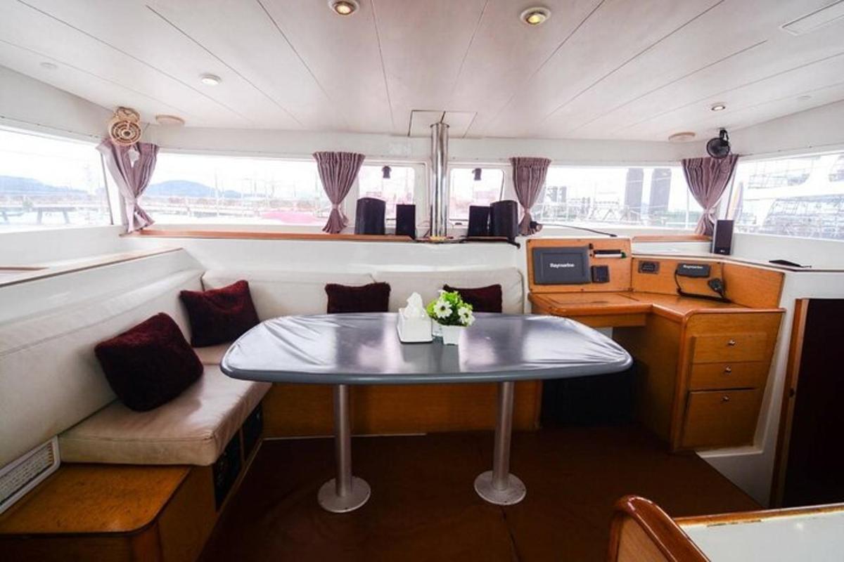 una pequeña mesa en la parte trasera de un barco