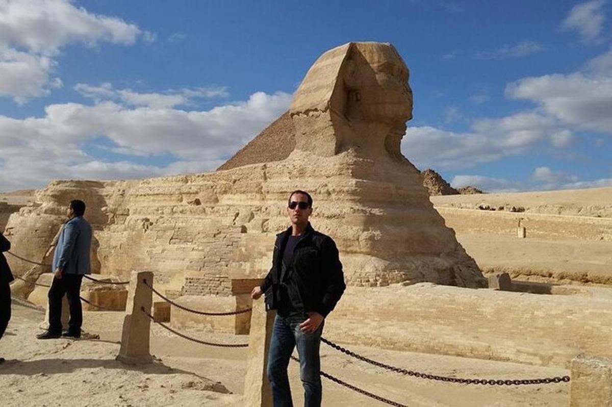 muž stojící před pyramidou