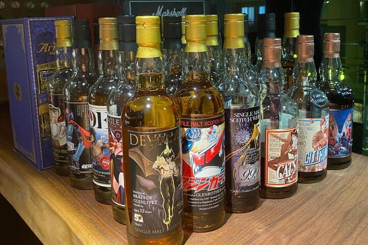 en masse flasker alkohol, der står på et bord