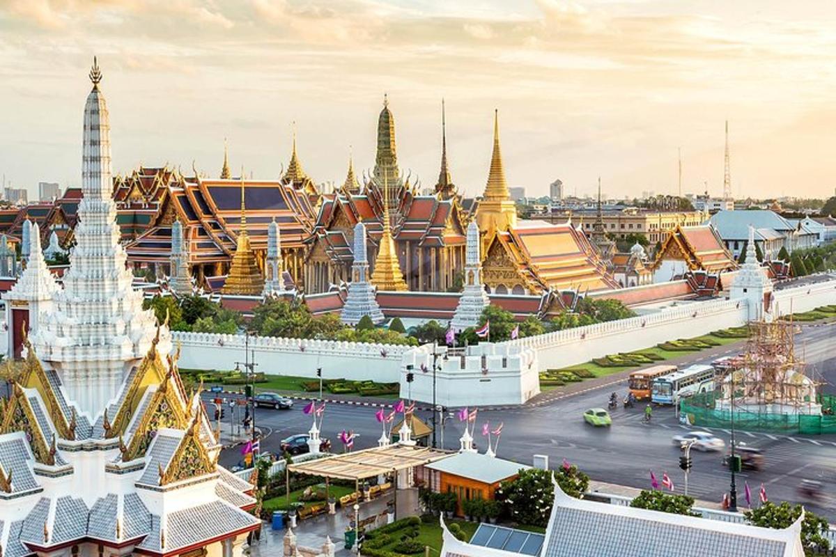 pemandangan kota Bangkok dengan kuil-kuilnya