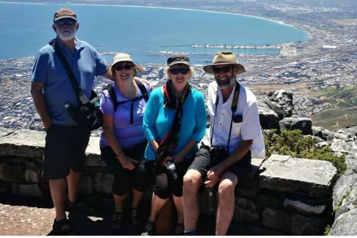 un gruppo di persone sedute in cima a una montagna