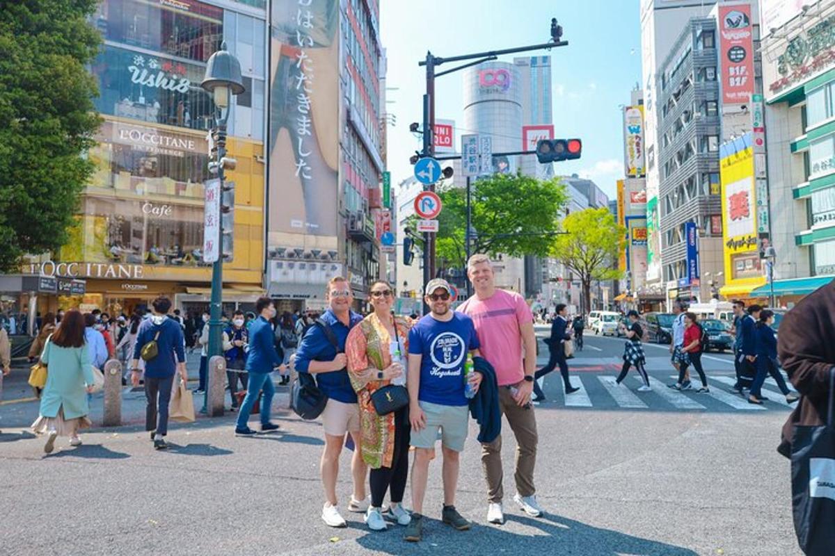 Un grupo de personas de pie en medio de una calle.