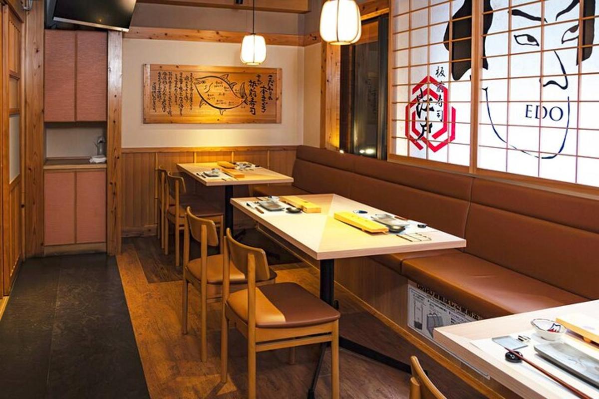 una sala da pranzo con tavoli e sedie in un ristorante