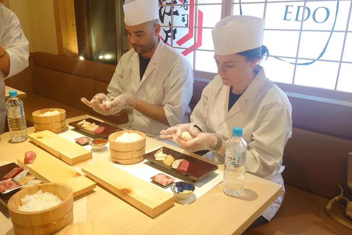 due chef che preparano il cibo al tavolo di un ristorante