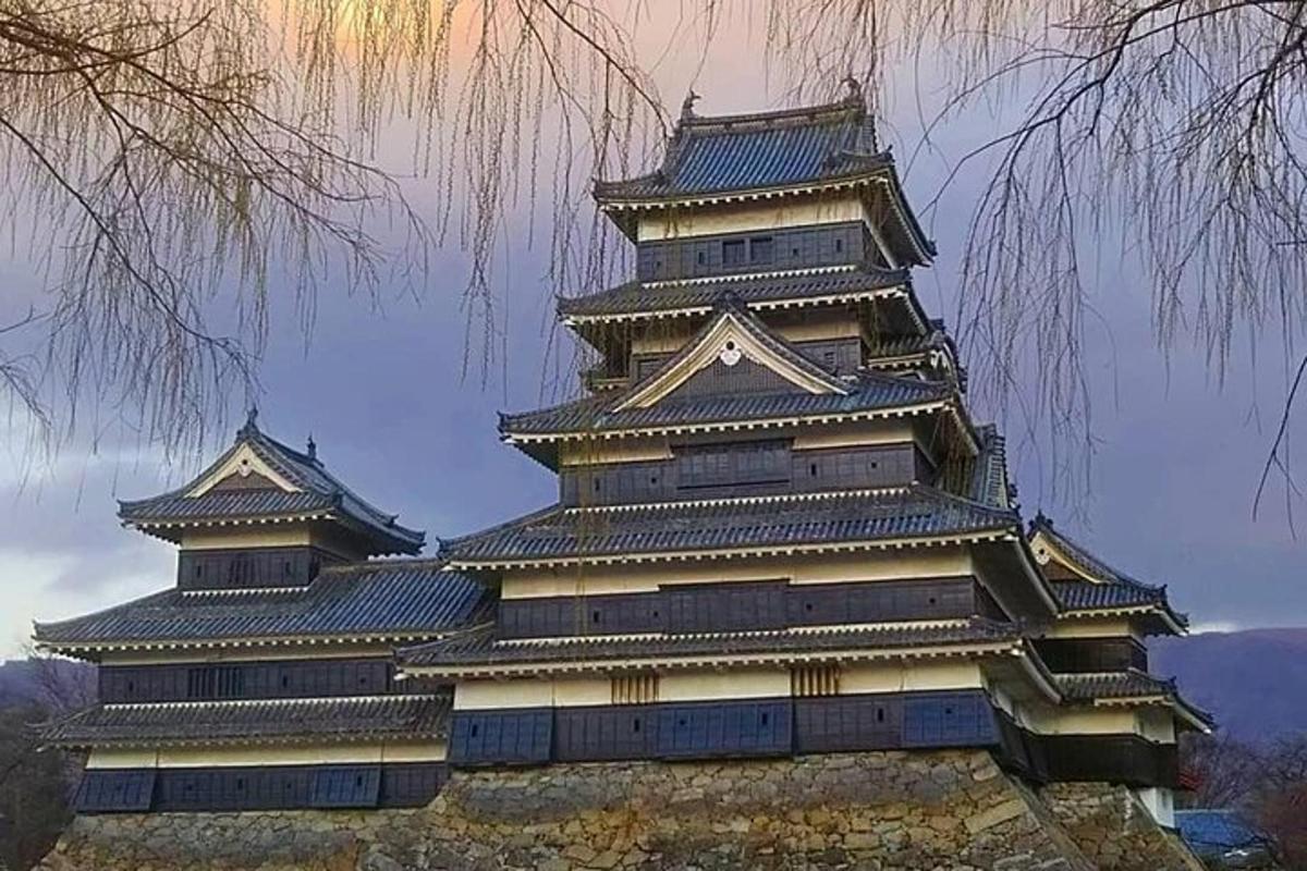 sebuah bangunan besar dengan dua menara di atasnya