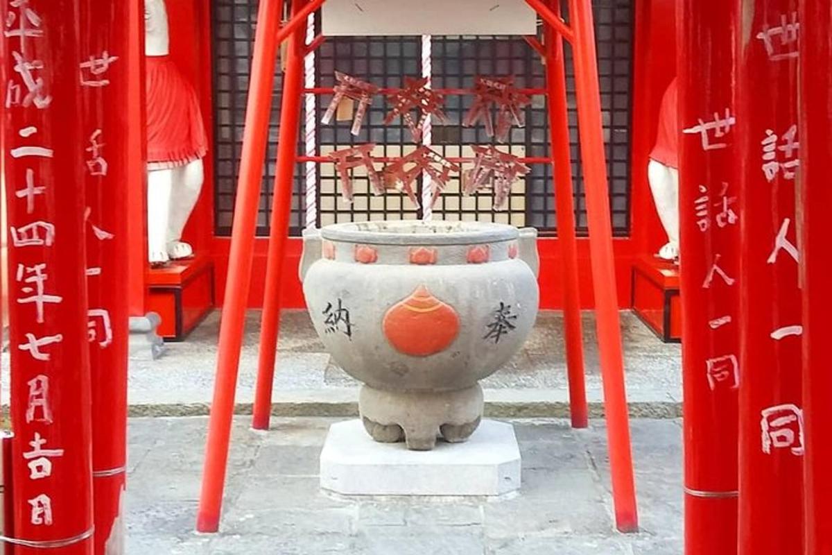 pasu duduk di atas pelantar antara pintu merah