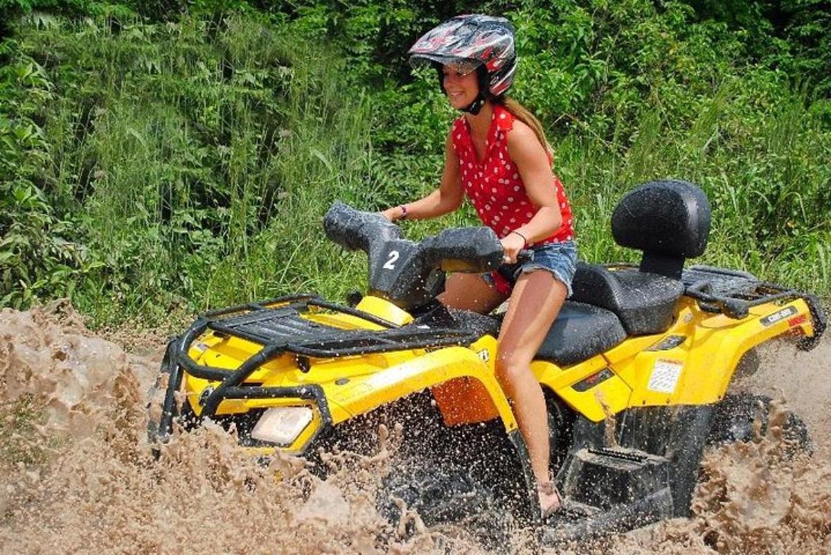 egy fiatal lány játékmotoron lovagol a sárban