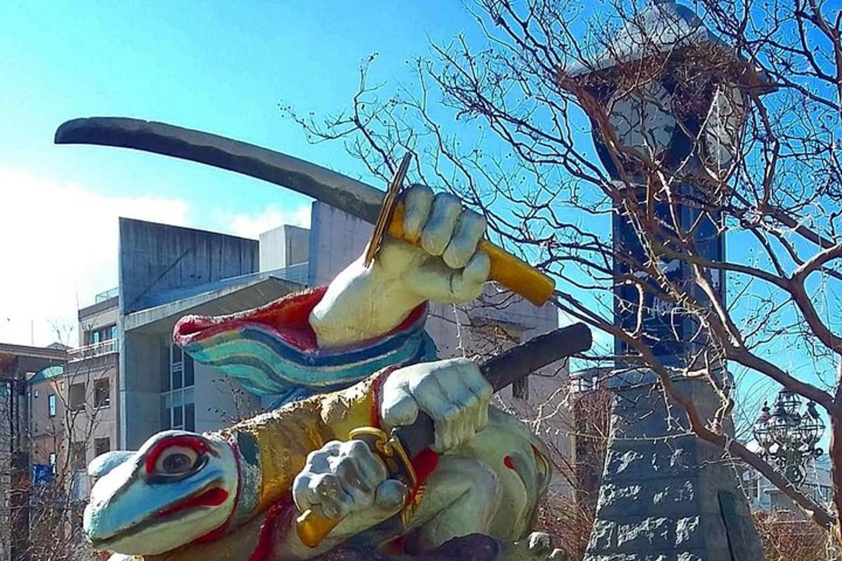 una gran estàtua d'un drac que sosté una arma