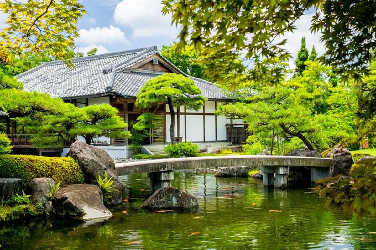 japonská zahrada s mostem přes rybník