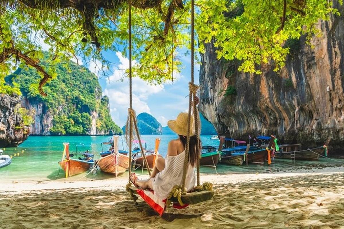 seorang wanita duduk di buaian di pantai