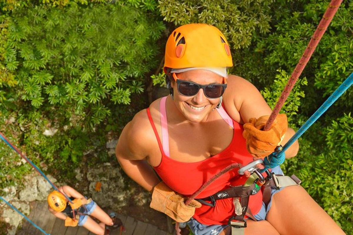 žena na zip line v džungli