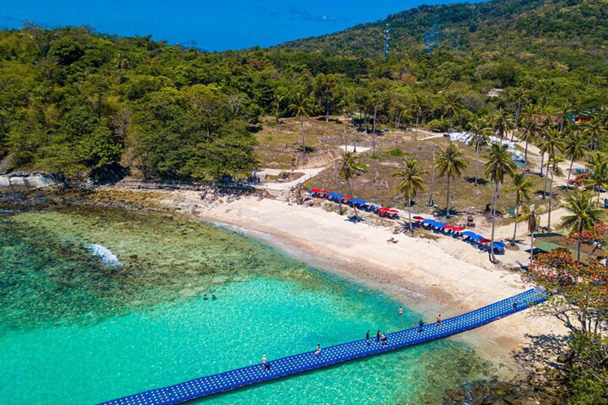 una vista aerea di una spiaggia con un lungo ponte