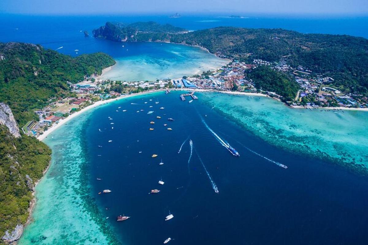 una vista aerea di una spiaggia con barche in acqua