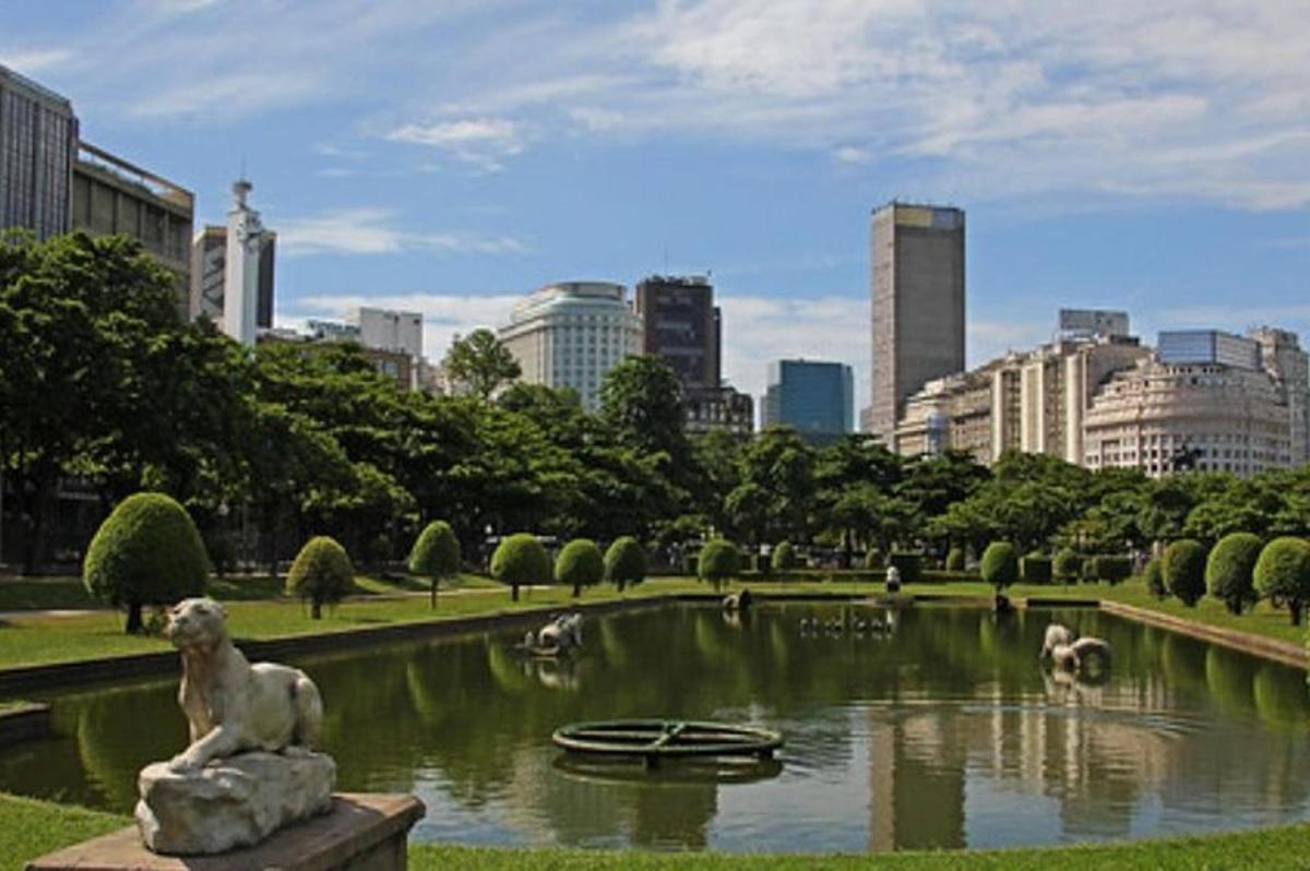 城市中心有池塘的公园