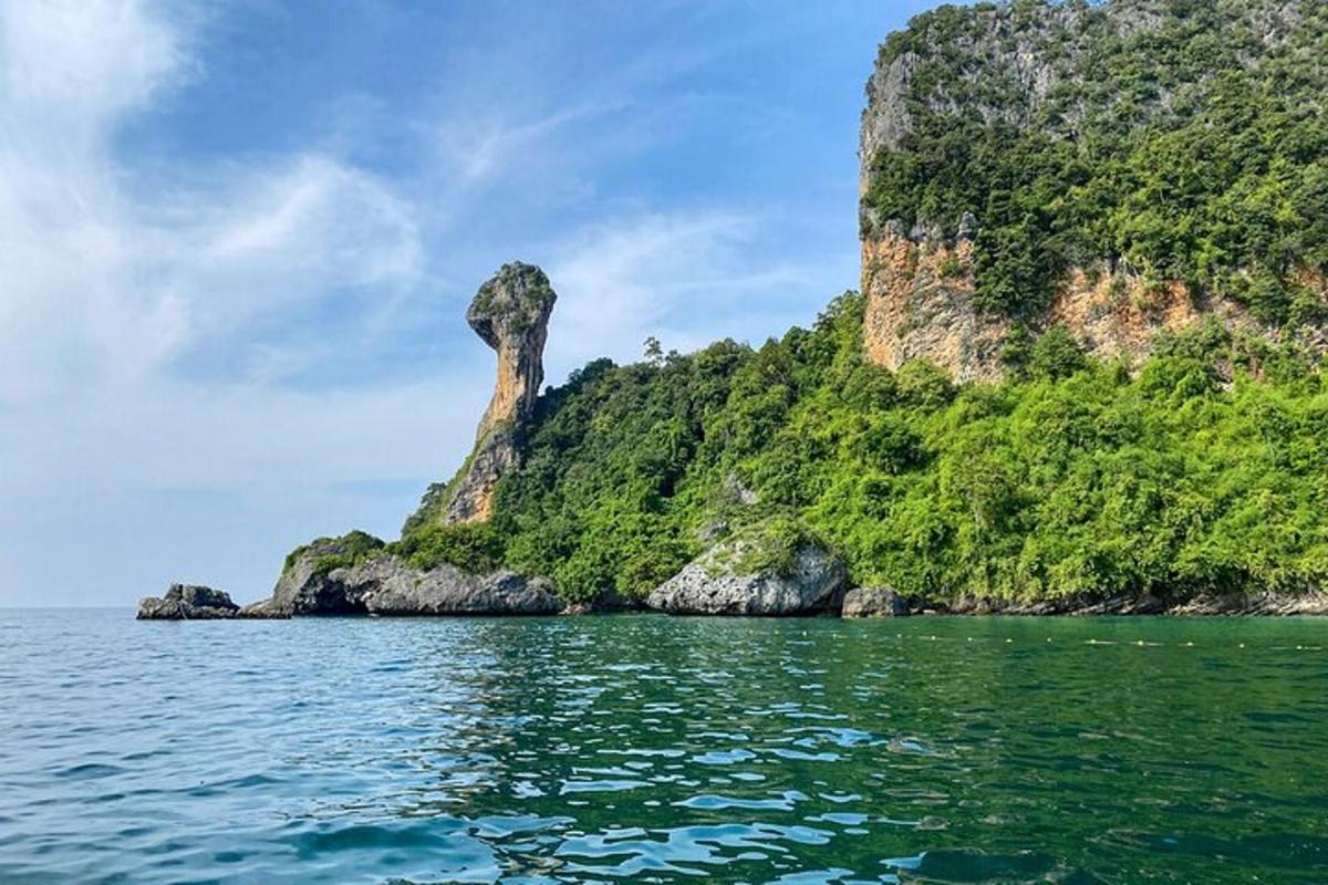великий острів у воді з горою