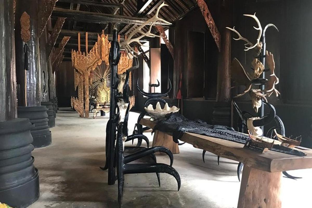uma sala com uma mesa com um computador em cima