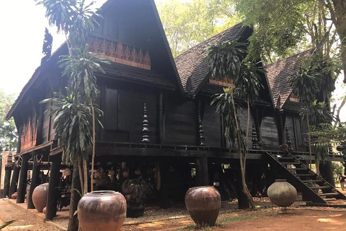 uma casa com palmeiras na frente