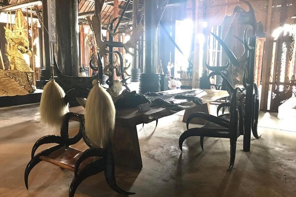 uma sala com uma mesa de madeira e duas cadeiras