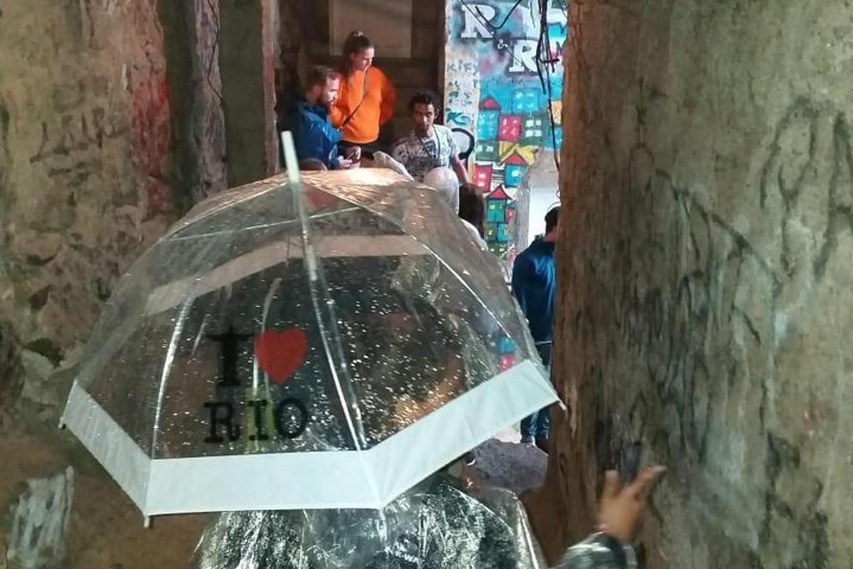 o persoană care ține o umbrelă transparentă într-o clădire