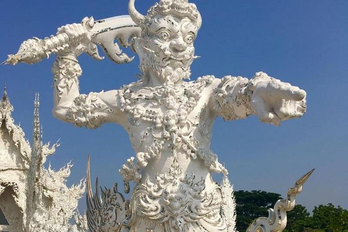 uma estátua branca de um deus com os braços abertos
