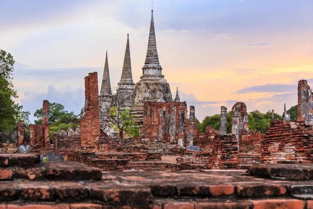 un tempio tra le rovine di un tempio in Cambogia