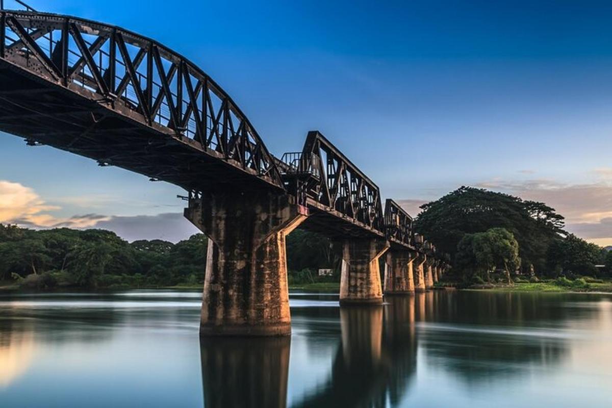 สะพานรถไฟข้ามแม่น้ำที่มีน้ำ