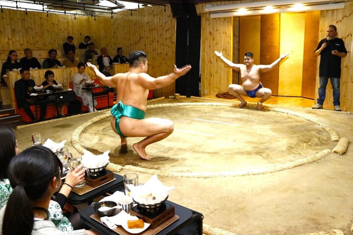 due uomini in costume da bagno su un ring di wrestling