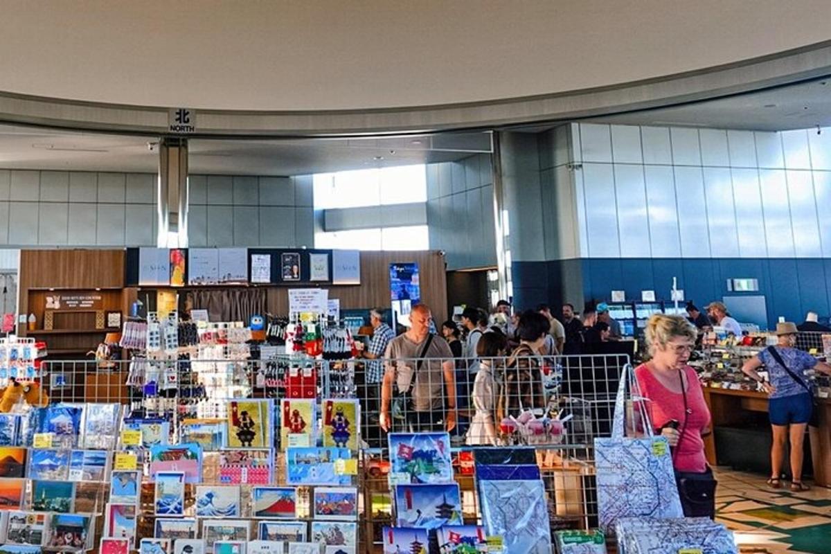 skupina ljudi, ki se sprehajajo po knjigarni