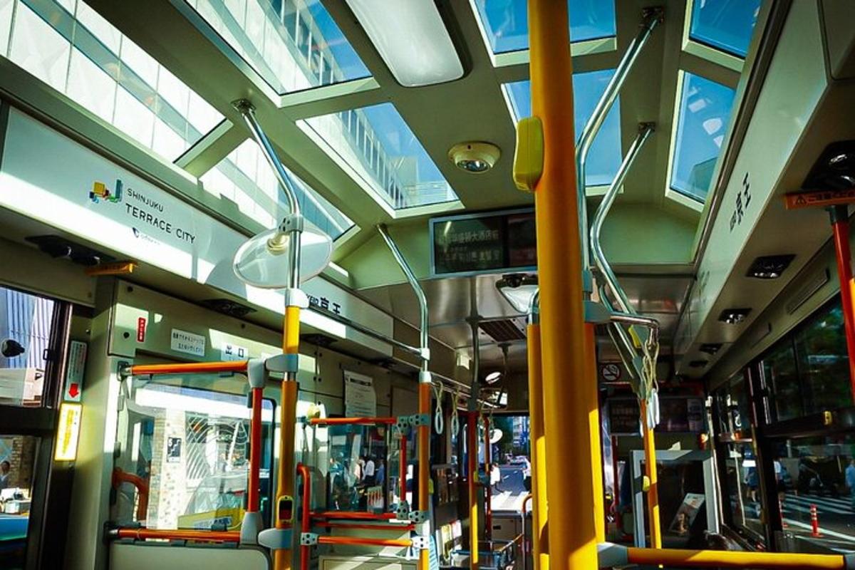 ein leerer Bus mit seinem Inneren
