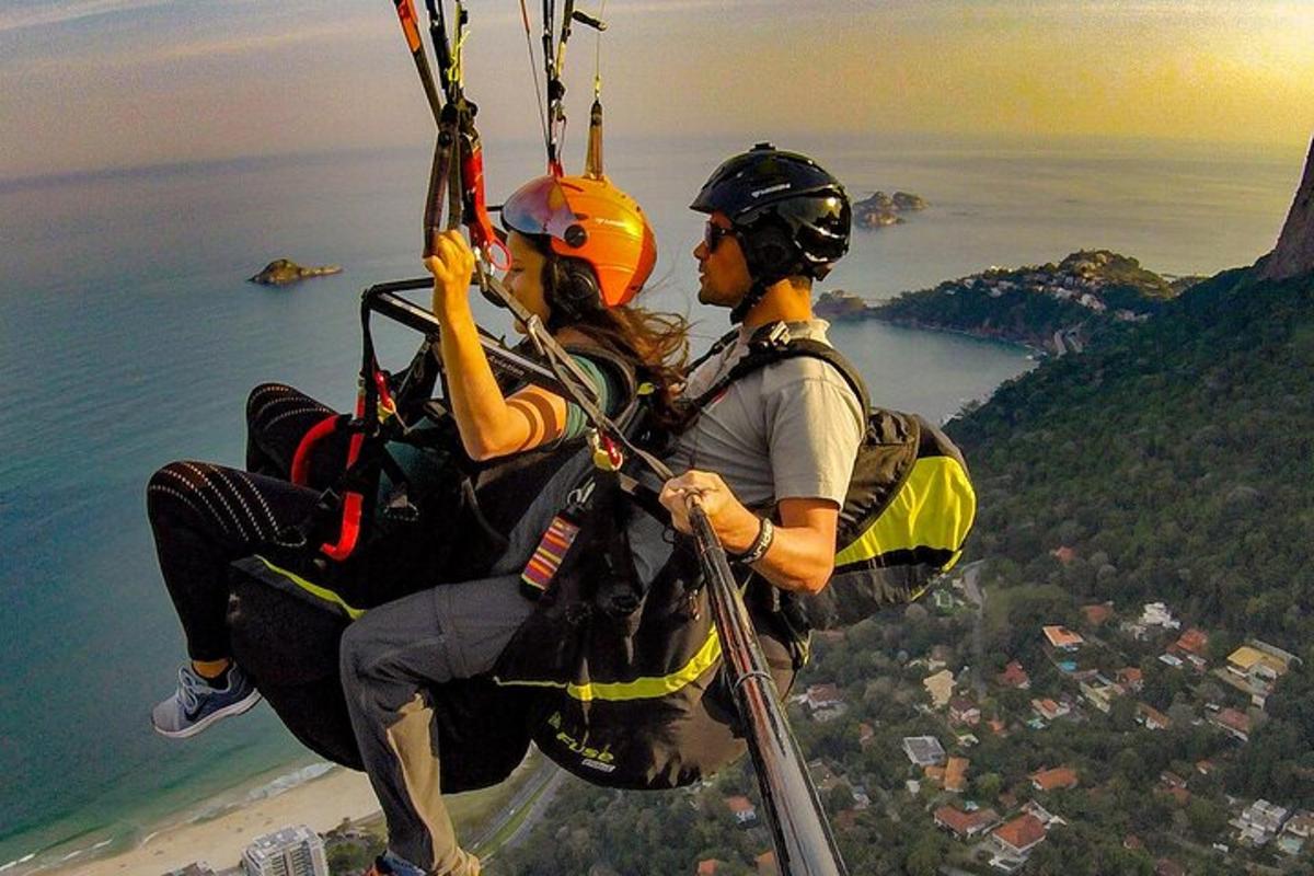 dva lidé na zip line nad oceánem