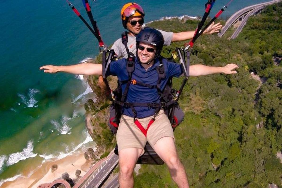 dva lidé jezdí na zipline na vrcholu hory