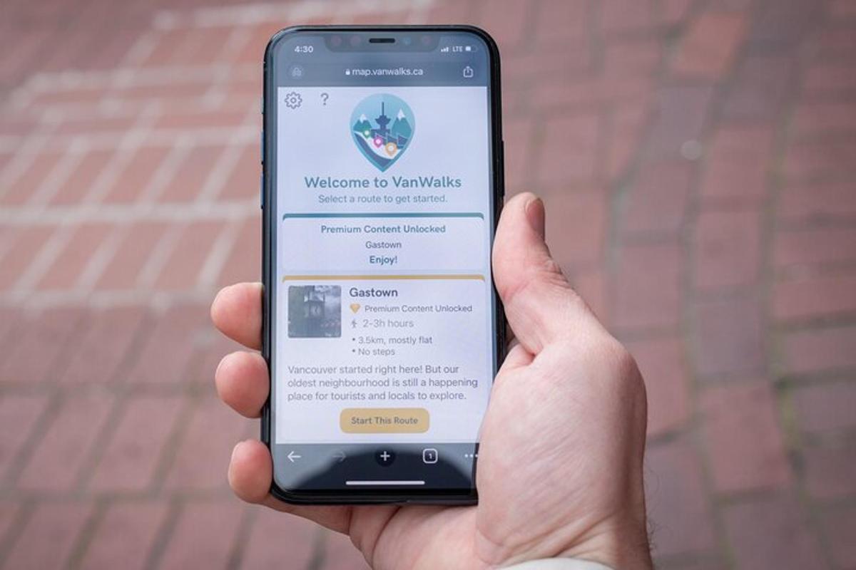 ruka držící mobilní telefon s nápisem Vítejte na webových stránkách Tamales