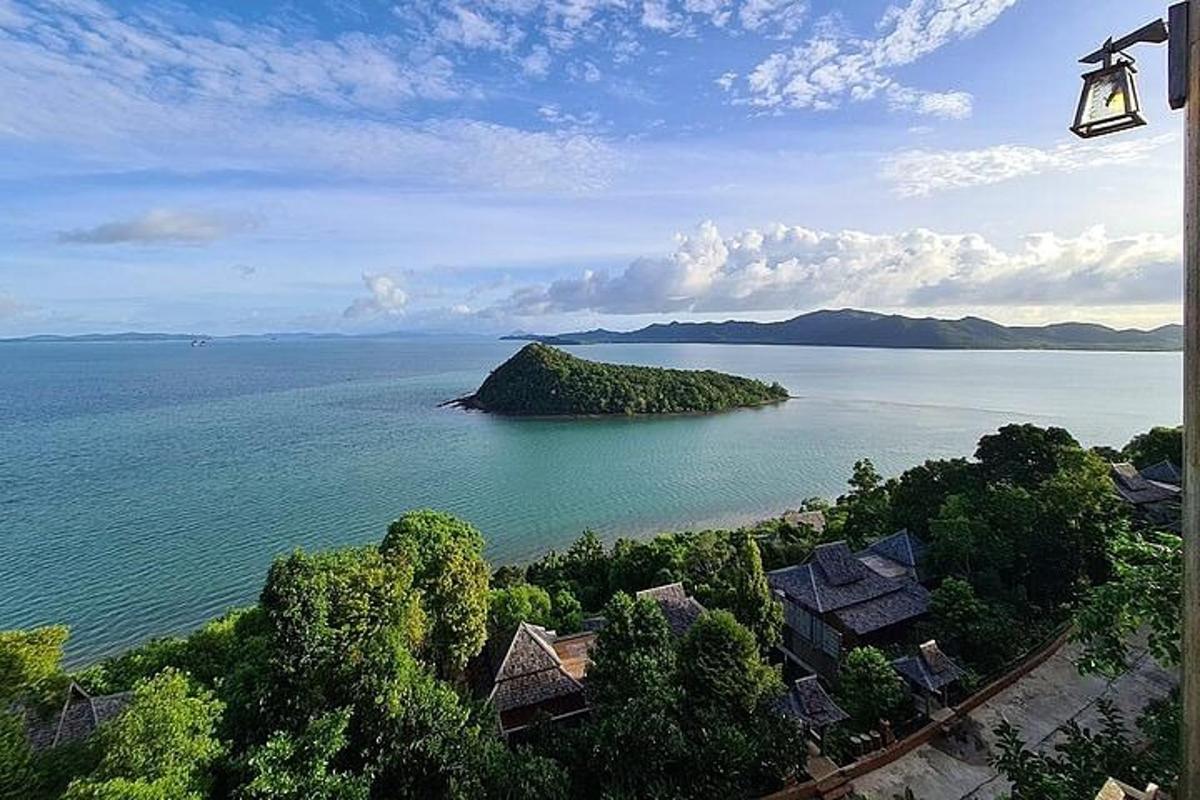 eine Insel inmitten eines großen Gewässers
