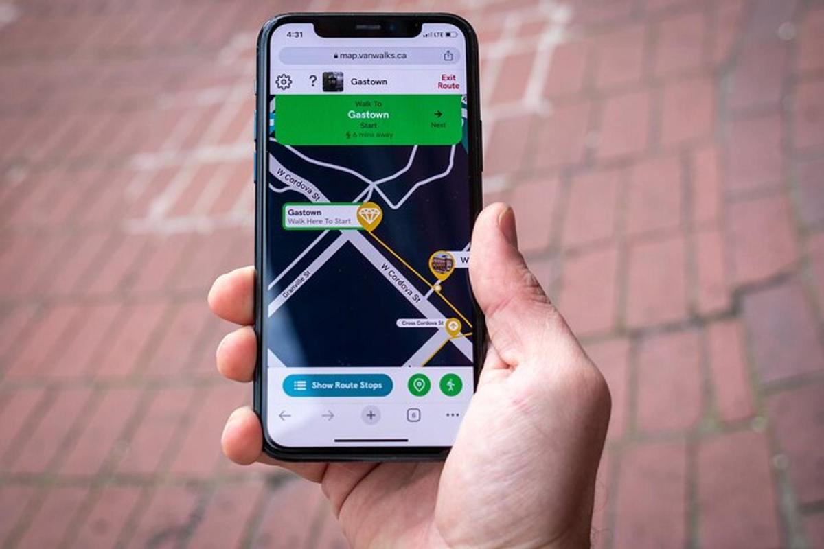 ruka držící mobilní telefon s mapou