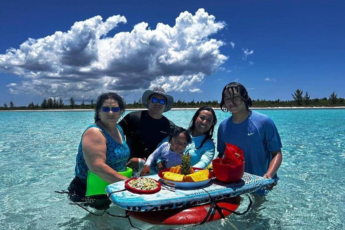 Un grupo de personas en el agua con una bandeja de comida.