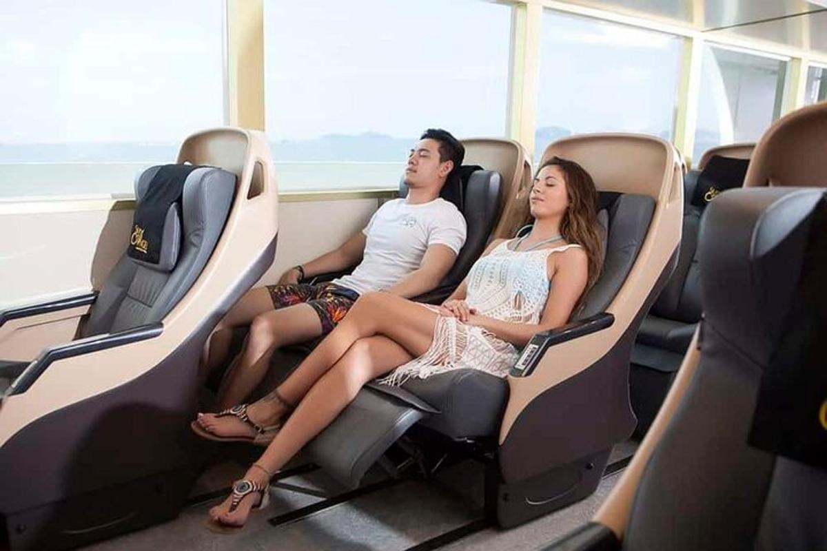 비행기 좌석에 앉아 있는 두 사람