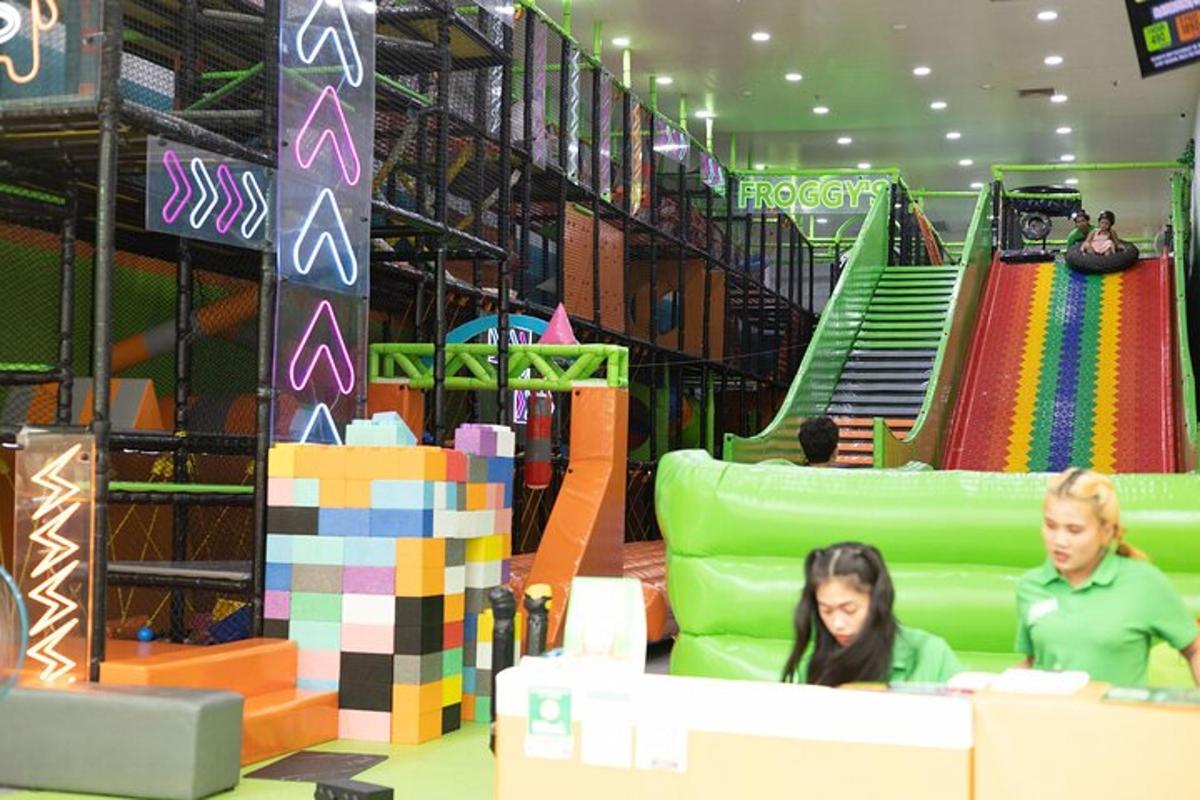 两个女孩坐在商店的桌子旁
